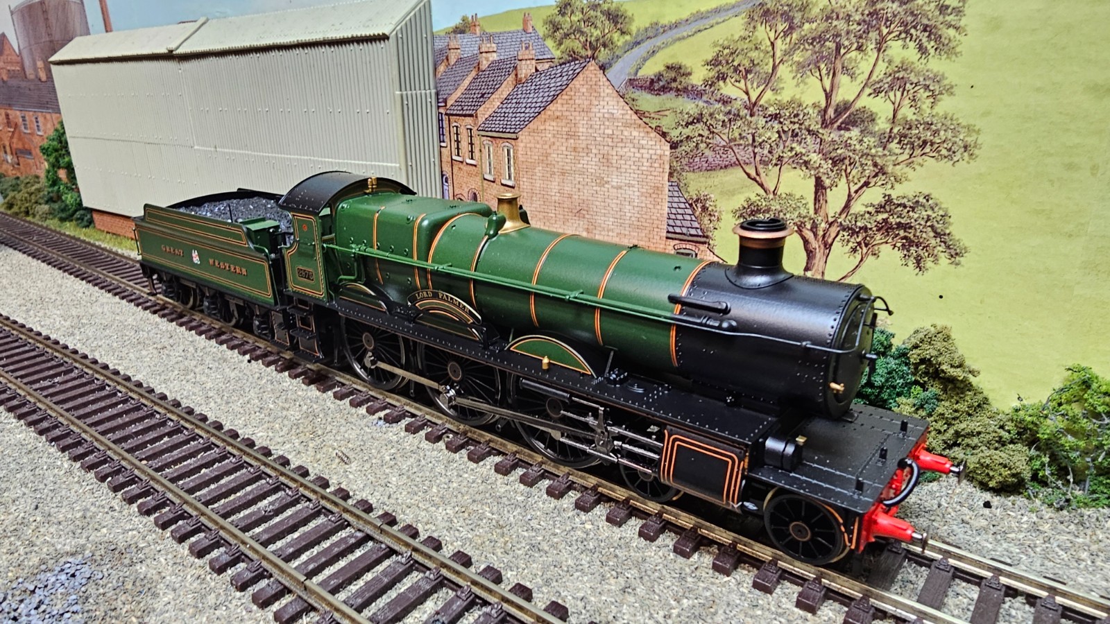 Hornby R30405 GWR Saint Class Lord Palmer 2975 Steam Locomotive OO Gauge Model Kit